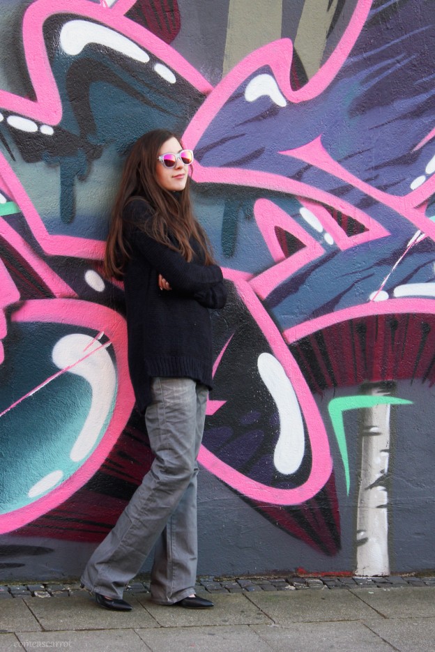 outfit, flared, jeans, grey, graffiti, pink, mirror, sunglasses, le specs, runaways
